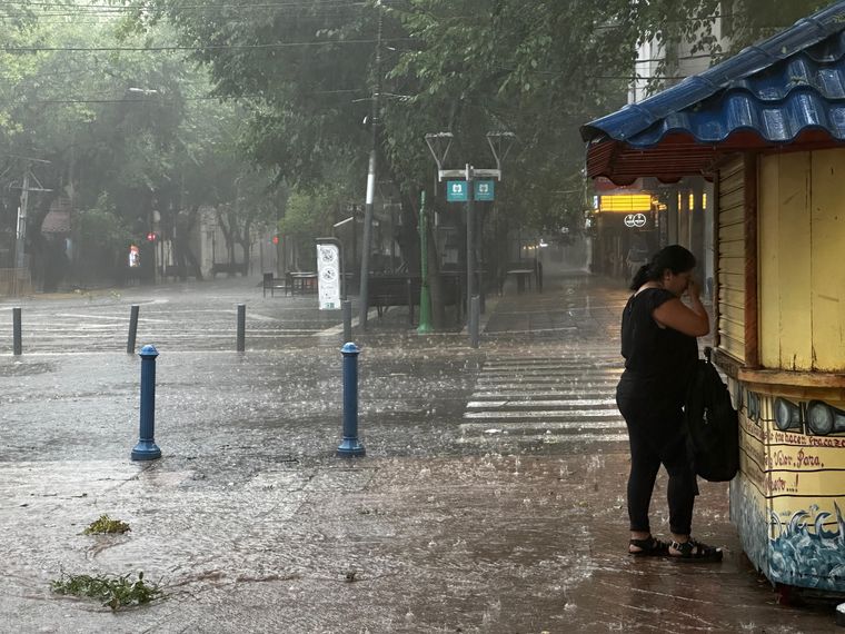 Comenzó la tormenta en distintos puntos de la provincia de Mendoza. Las mejores imágenes. Comenzó la tormenta en distintos puntos de la provincia de Mendoza. Las mejores imágenes.