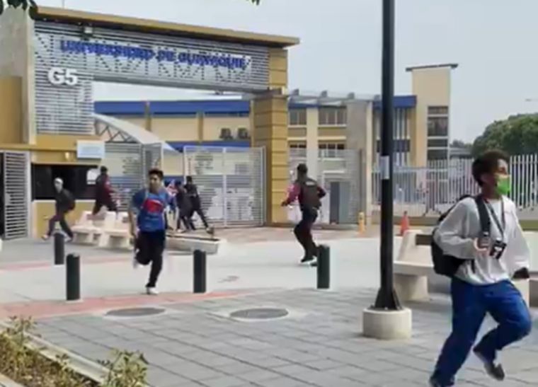Ecuador Alumnos huyen de la Universidad de Guayaquil en pleno ataque. Foto: Captura de video