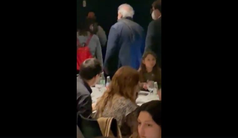 Ginés González García debió abandonar el restaurante en medio de gritos e insultos.