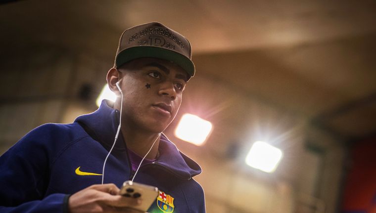 Lamine Yamal llegó al estadio con una estrella en su rostro.