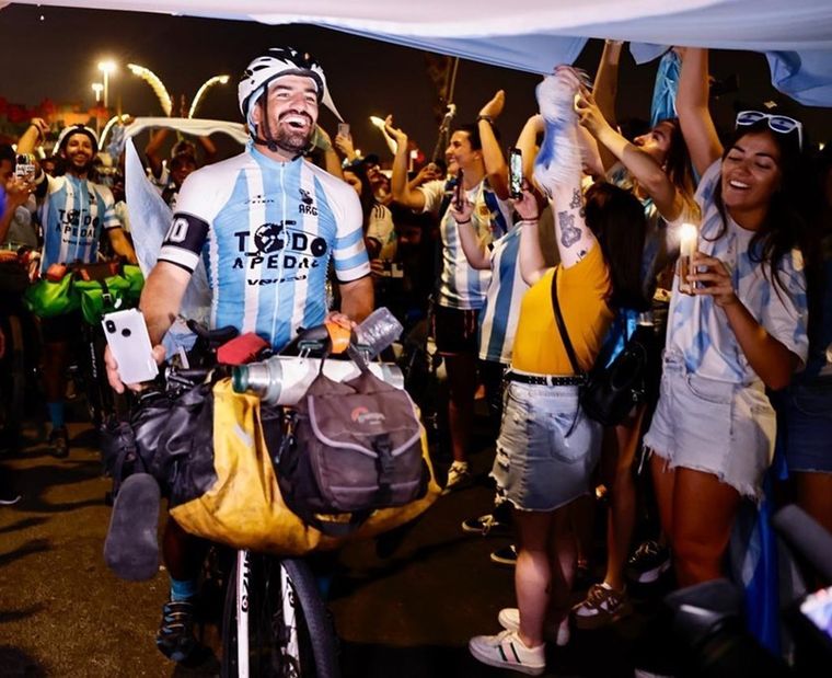 En noviembre de 2022, el ciclista viajó en equipo hasta el país de Medio Oriente donde se realizó el Mundial de Fútbol Foto: Instagram @lucasledezma.99