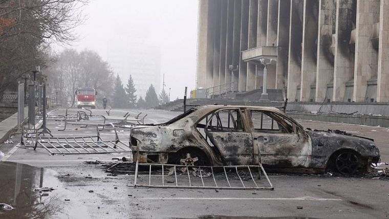 Un auto quemado en la ciudad de Almaty tras las protestas. Foto: REUTERS