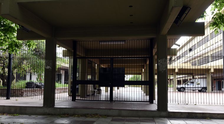 El paro afecta al Martín Zapata y todos los colegios de la UNCuyo. Foto: ALF PONCE MERCADO / MDZ