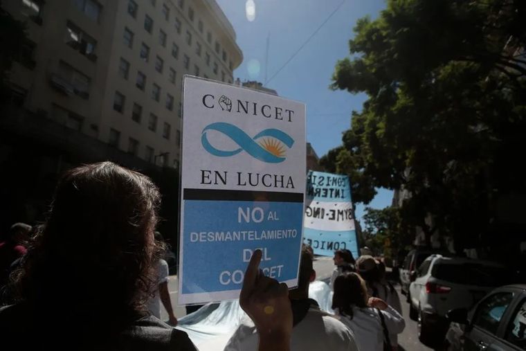 El paro de los trabajadores del CONICET incluirá charlas abiertas con investigadores, un acto central y una marcha con antorchas por la noche, seguida de una vigilia y acampe hasta la mañana del jueves.