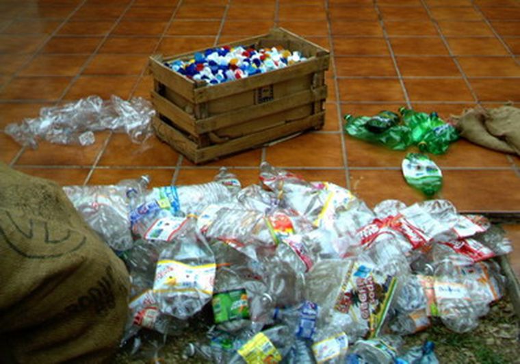 Las escuelas que ás botellas plásticas junten tendrán premio. Foto: Web