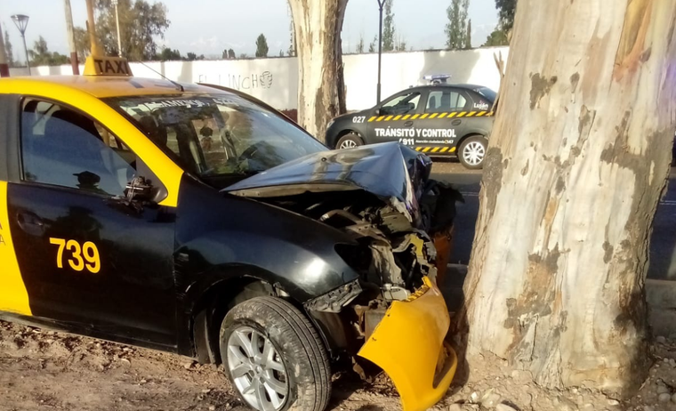 Los resultados del choque entre el taxi y el árbol.