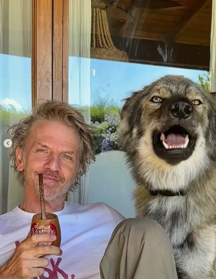 La imponente casa de campo donde Facundo Arana y María Susini crían a sus tres hijos rodeados de verde.