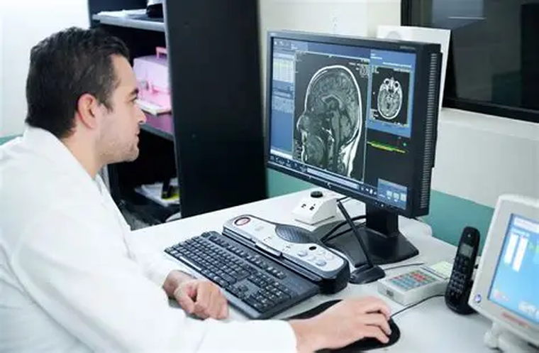 Se ha evolucionado desde la comercialización hacia un modelo centrado en la implementación Se ha evolucionado desde la comercialización hacia un modelo centrado en la implementación