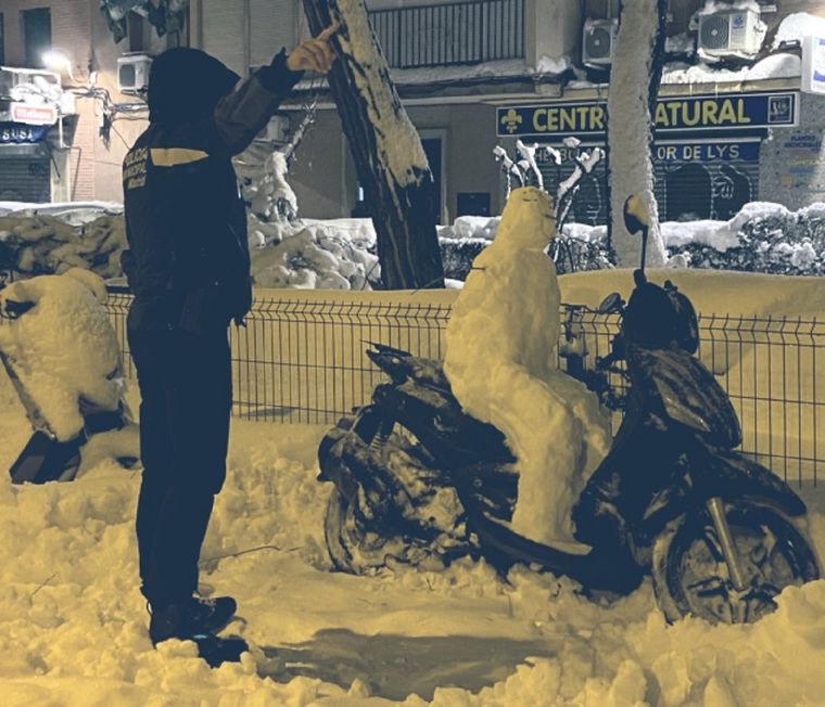 El muñeco de nieve fue multado por manejar sin casco