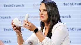 Lora Haddock DiCarlo sostiene uno de los productos estrella de la feria CES: un juguete sexual que succiona en vez de vibrar.