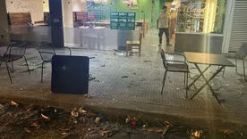 El vidrio quedó destruido en la vereda.&nbsp;