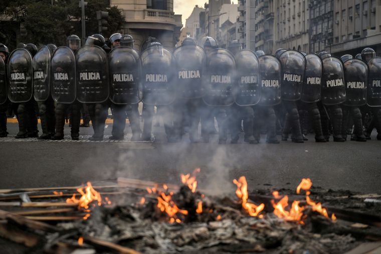 Este mediodía habrá una movilización en la zona del Obelisco, donde ayer murió un manifestante como consecuencia de un infarto. Foto: Telam