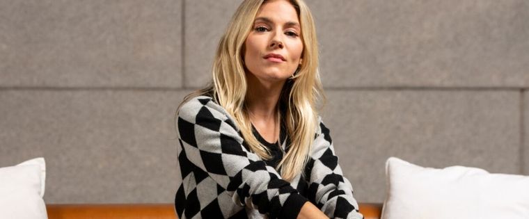 Sienna Miller irradia belleza por donde se la mire. Foto: Los Ángeles Times