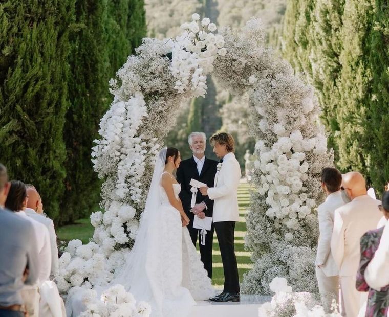 Millie Bobby Brown reveló sus dos vestidos nupciales después de cinco meses de su boda Foto: Instagram