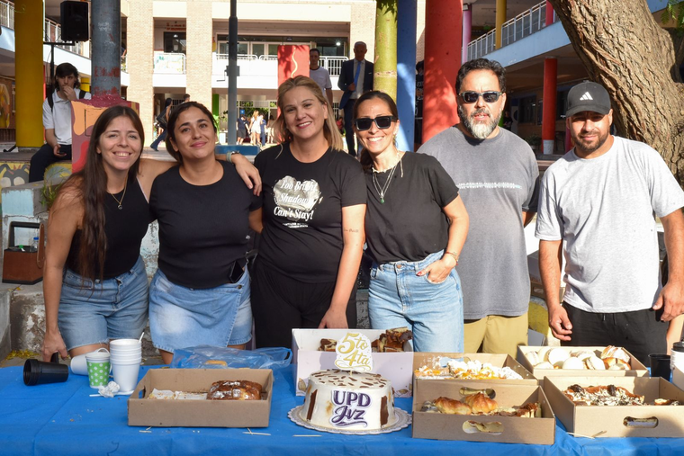 Padres y docentes esperaron a los más jóvenes con un desayuno en el colegio. Padres y docentes esperaron a los más jóvenes con un desayuno en el colegio.