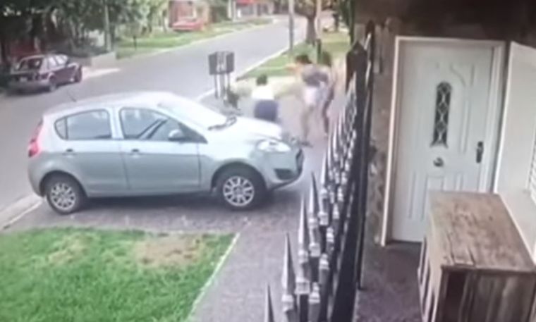 Uno de los momentos en que el ladrón es golepado por la dueña de casa y su amiga