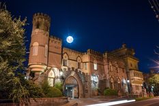 Una familia en el 2002 decidió comprar las ruinas de un castillo del siglo XIX Una familia en el 2002 decidió comprar las ruinas de un castillo del siglo XIX