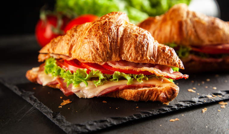Disfruta de un croissant sandwich: un toque francés en tu mesa Foto: Shutterstock