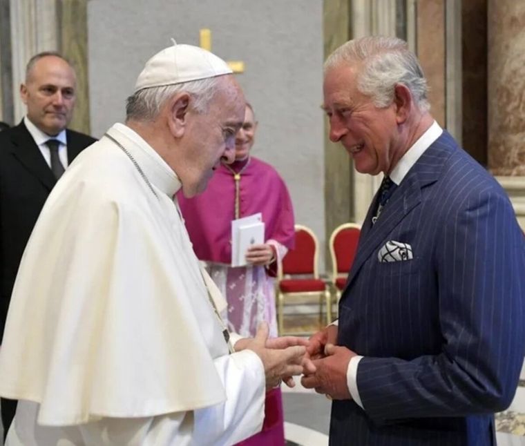 El Rey Carlos III viajó a la Ciudad del Vaticano para visitar al Papa Francisco Foto: X