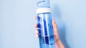 La limpieza frecuente evita la acumulación de bacterias en botellas reutilizables. Foto: Shutterstock