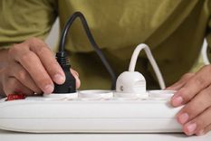 Cuidado con lo que enchufas en una zapatilla.