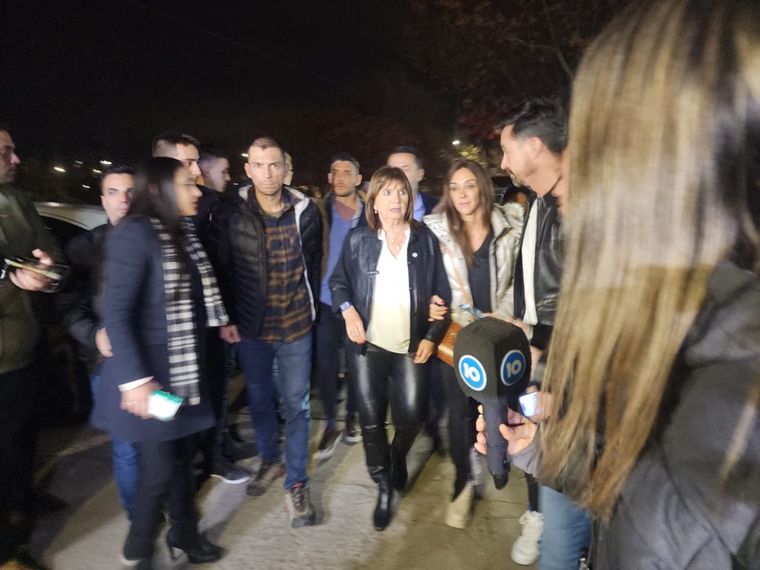 Bullrich llegó minutos después que Larreta al búnker de De Loredo que los encontrará juntos.