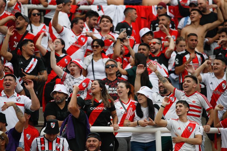 Habrá hinchas de River en el Kempes, como en el Superclásico ante Boca. Foto: NA