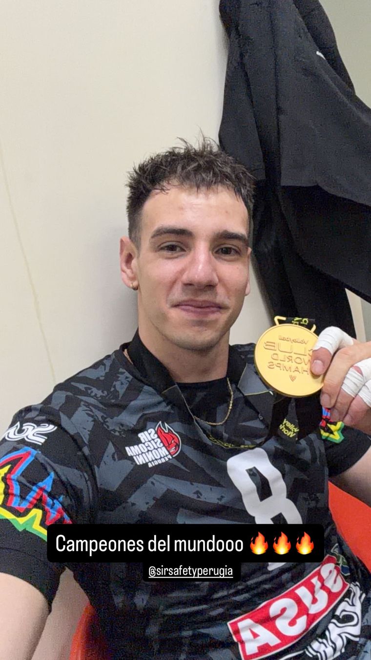 Agustín Loser, disfrutando de su medalla. Agustín Loser, disfrutando de su medalla.