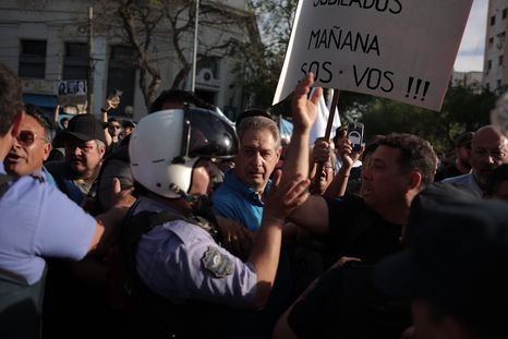 Omar Felix participó de la marcha universitaria en San Rafael y quedó en el medio de disturbios. Omar Felix participó de la marcha universitaria en San Rafael y quedó en el medio de disturbios.