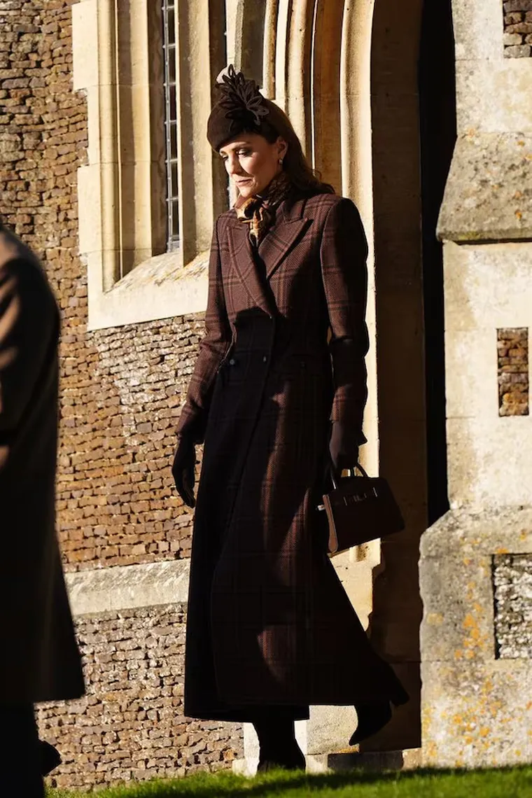 El marrón chocolate fue protagonista en la misa navideña royal. El marrón chocolate fue protagonista en la misa navideña royal.