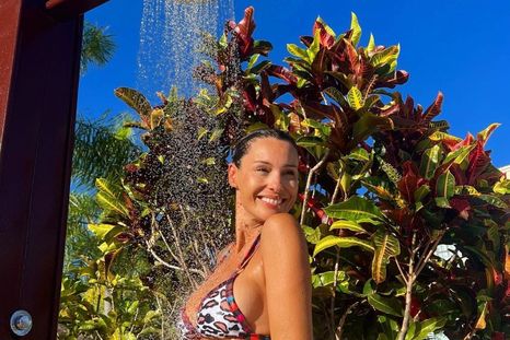 Pampita se toma sus vacaciones fuera del país y sorprende con sus bikinis Foto: Instagram