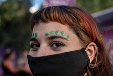 ¿Sale? Desde temprano, mujeres del todo el país tienen toda su atención concentrada en el debate del Senado. Foto: Romina Abel -@romiabelph ¿Sale? Desde temprano, mujeres del todo el país tienen toda su atención concentrada en el debate del Senado. Foto: Romina Abel -@romiabelph