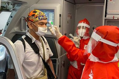 MDZol | AirAsia ha implementado un uniforme con bioseguridad para su tripulación.