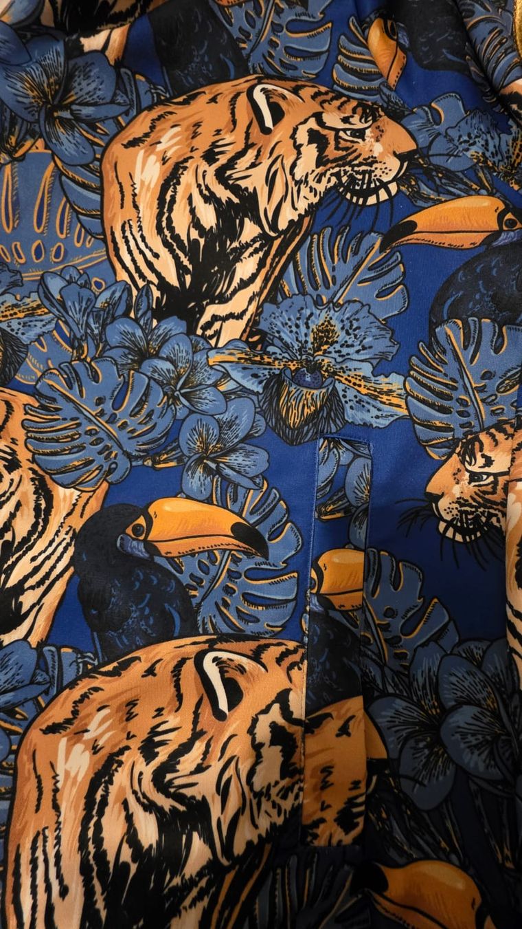 Detalle de los tigres y tucanes que definen el osado estilo del influencer mendocino. Detalle de los tigres y tucanes que definen el osado estilo del influencer mendocino.