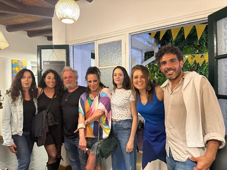 Los artistas Emmanuel Cusnaider, Paula Lavoisier, Belén Aparicio y Sergio Hellin con sus fieles amigos. Foto: Gentileza
