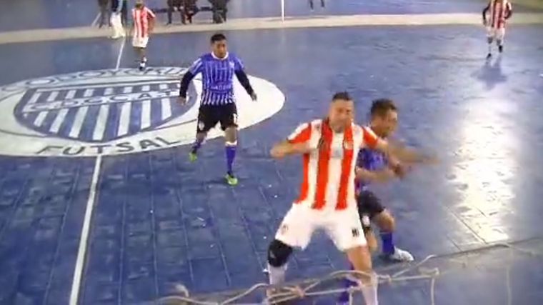 Un jugador de la Municipalidad de San Martín agredió a un deportista de Godoy Cruz. Foto: Captura de pantalla