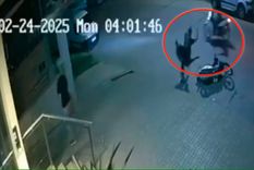 La víctima había estacionado su moto en la vereda del comercio donde trabaja y esperaba una llave para guardarla cuando fue abordado por tres ladrones. Foto: Captura de video