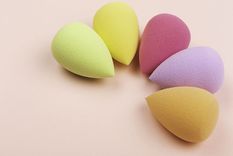 La esponja de maquillaje es uno de los productos fundamentales para lograr un makeup 10. Foto: The Latin Way