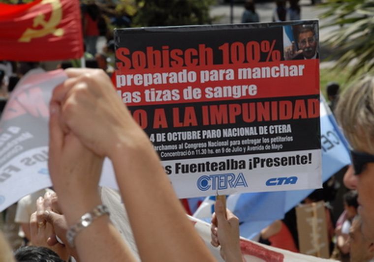 La consigna por el caso del docente asesinado se hizo público como las tizas no se manchan. Foto: Marcelo Ruiz / MDZ