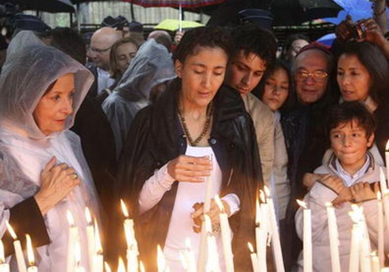 La ex candidata presidencial pide a la Virgen de Lourdes durante su visita al santuario al sureste de Francia. Foto: EFE