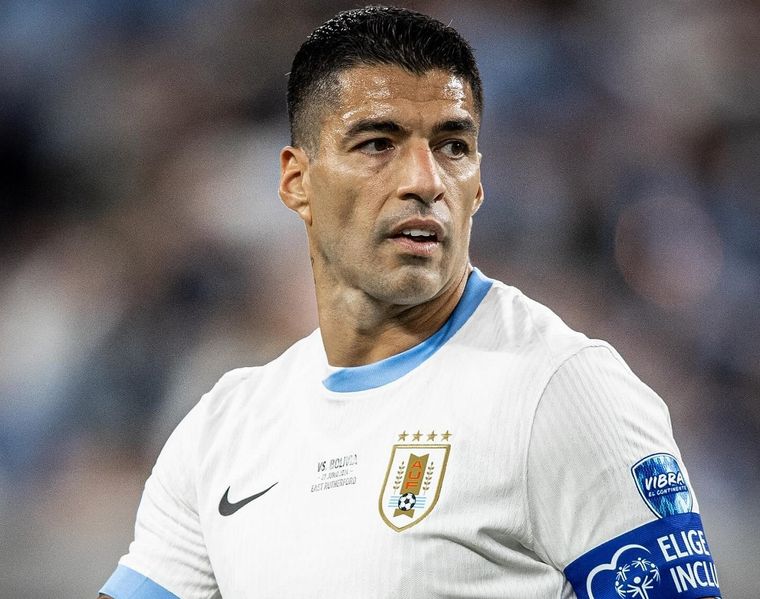 El atacante levantó el trofeo continental en 2011. Foto: Instagram @luissuarez9