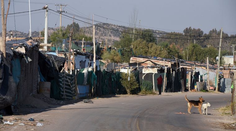 El nivel de pobreza crónica se mantiene entre 25% y 30%. El nivel de pobreza crónica se mantiene entre 25% y 30%.