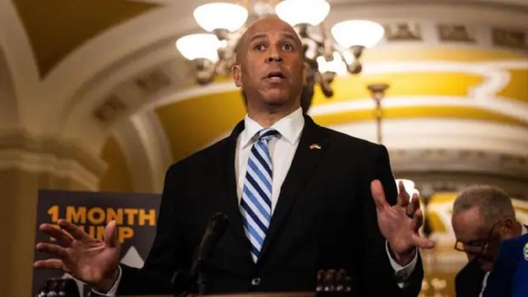 Cory Booker quería alterar el funcionamiento del Senado como protesta contra Trump. Foto: BBC