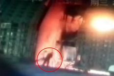 un obrero chino se tira a un horno con acero fundido por esta singular razon