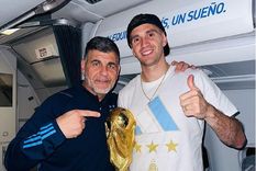 El Dibu Martínez, uno de los protagonistas del Mundial, posó con la Copa y la nueva camiseta durante el viaje de regreso al país. Foto: Instagram @emi_martinez26