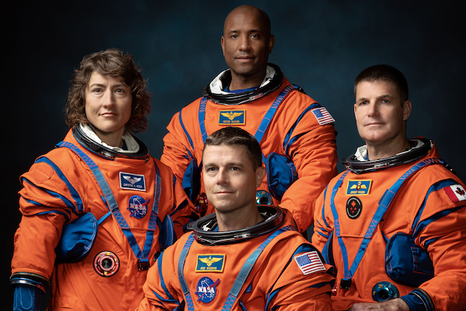 La tripulación del Artemis II: a la izquierda Christina Koch, atrás Victor Glover (piloto), delante Reid Wiseman (comandante) y a la derecha Jeremy Hansen.