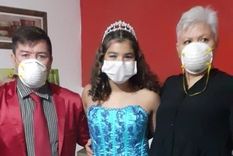 La cumpleañera junto a Oscar y María Rosa, sus padres que le organizaron una fiesta distinta