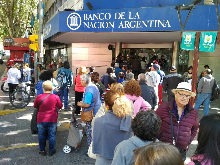 Los bancos deberá atender a los jubilados, pensionados y beneficiarios de planes sociales tras la disposición del Banco Central.