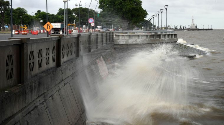 La crecida en el Río de la Plata hizo provocó el alerta por parte del SHN. Foto: TELAM