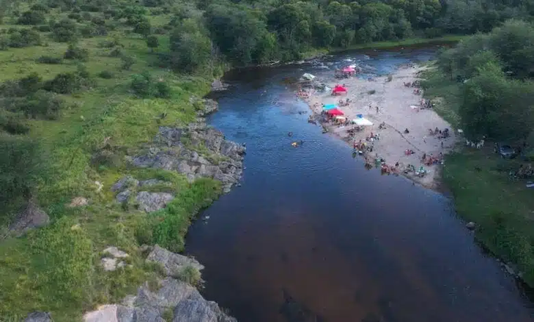 Villa Quillinzo, un pueblo a orillas del embalse Río Tercero, ofrece silencio, naturaleza y atardeceres únicos en primavera. Villa Quillinzo, un pueblo a orillas del embalse Río Tercero, ofrece silencio, naturaleza y atardeceres únicos en primavera.